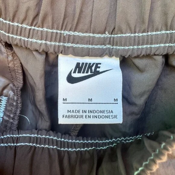 Nike Woman’s Running Gray With Pockets NWOT Shorts Size M - Picture 7 of 13